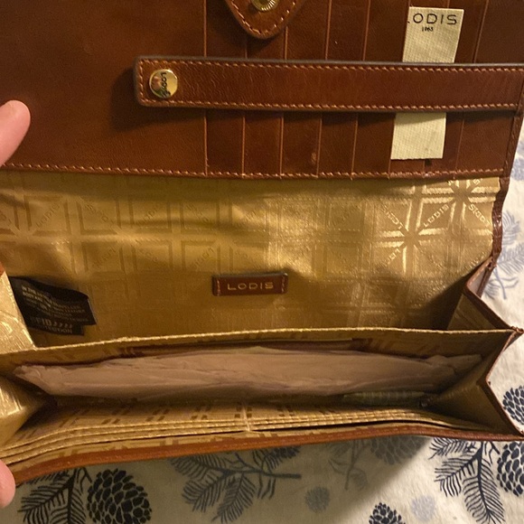 LODIS In The Details Traveller Chestnut Leather Crossbody Wallet - Picture 3 of 5